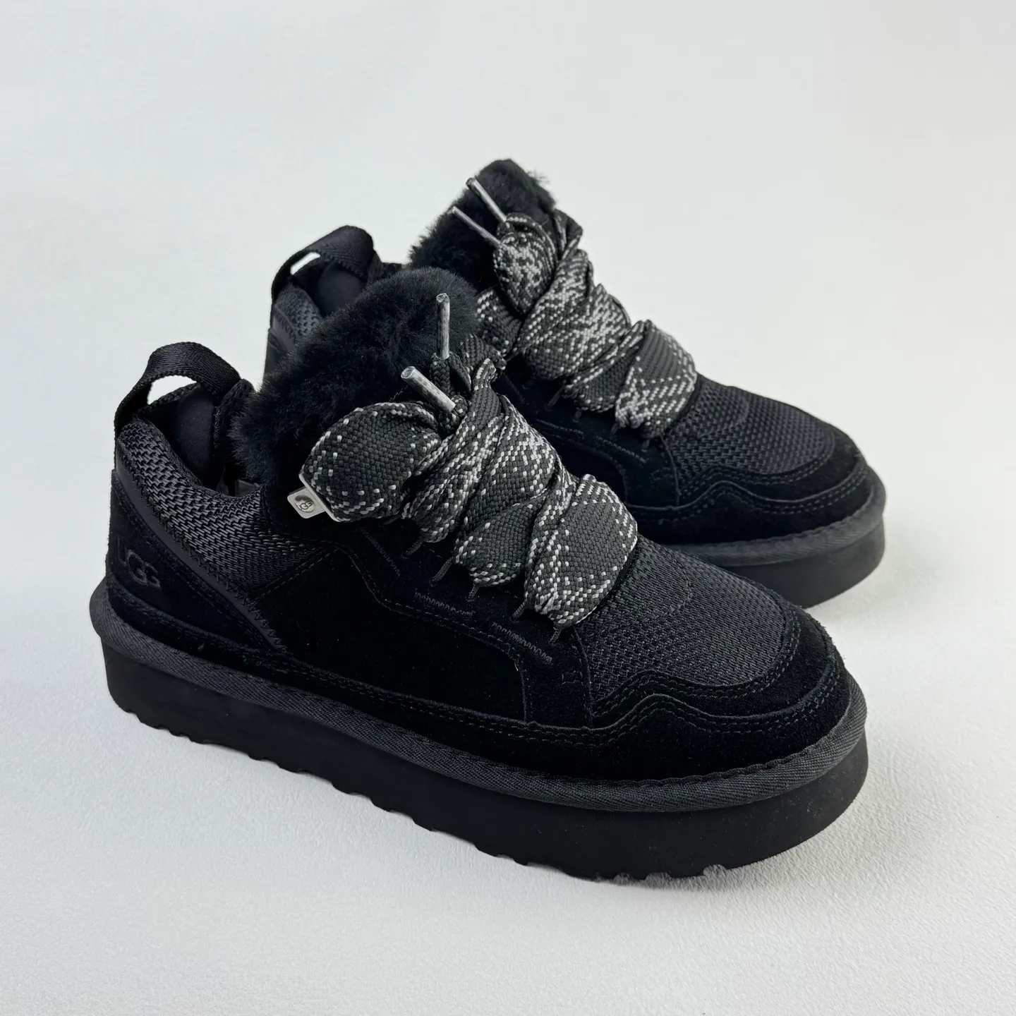 Local 💰600 OEM grade 4032 Mel series, top workmanship, super stable version ✔️ Good looks and texture, suede leather + low-key logo show retro, classic two-color shoelaces can be worn as two shoes ✔️ So comfortable that you want to weld your feet, ultra-light material + 5cm thick sole, increase height without tiring the feet, wool insoles are warm and breathable, no pressure for commuting and shopping all day long ✔️ I love the details: wide shoelaces for photos. Sizes 34-45 are suitable for various foot types. Slight stains can be wiped clean with a damp cloth. The loose feeling in early autumn is all due to it. Close your eyes and avoid stepping on thunder! 👟